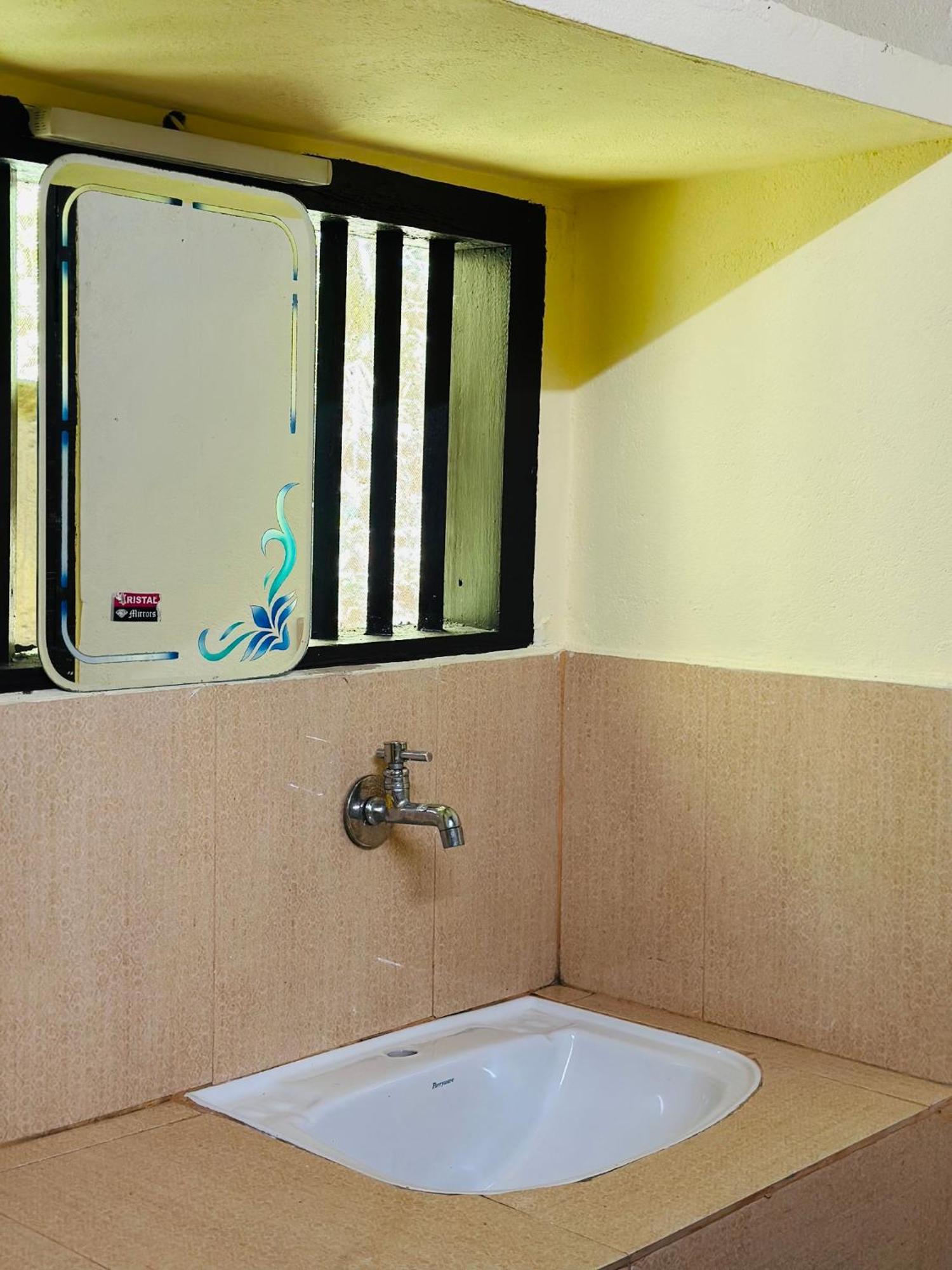 Green Mansion Anaviratty Екстериор снимка